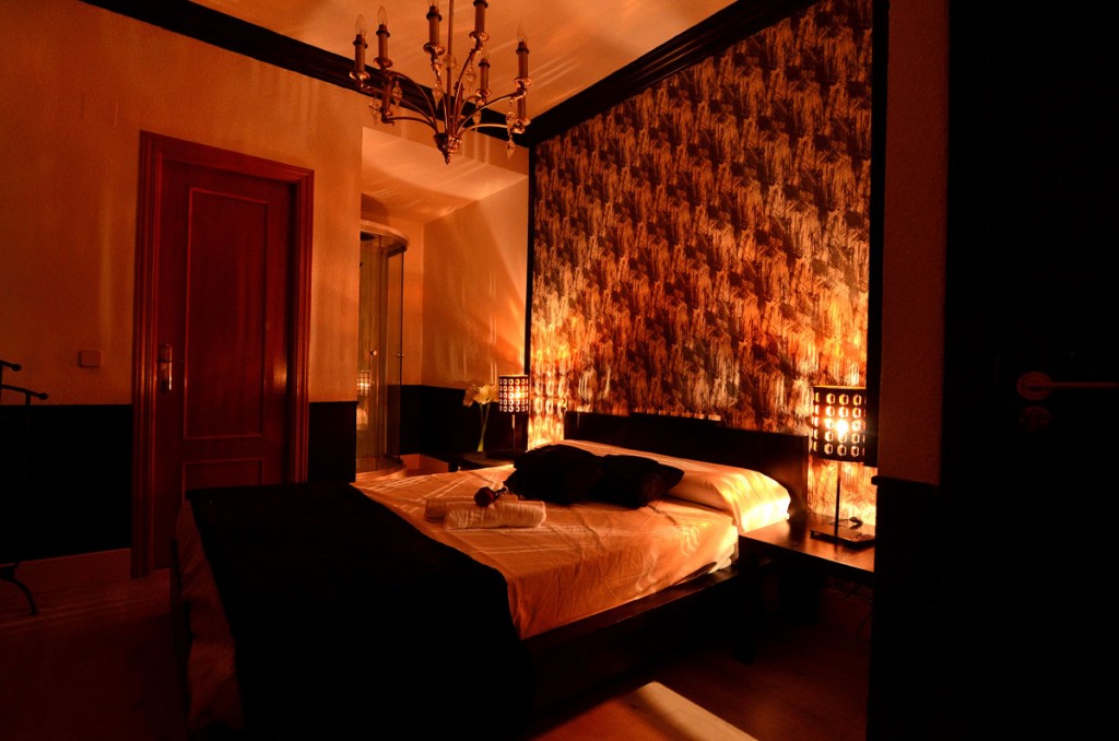 Habitación Dark Room con ambiente íntimo y espejo en Madrid