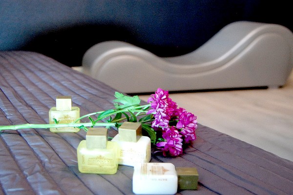 Amenities y flores en habitación Madrid