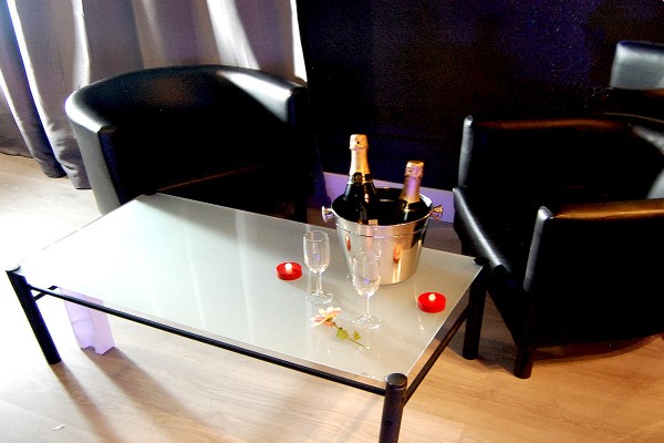 Champagne y copas en suite romántica Madrid