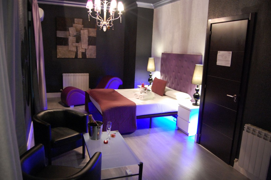 Purple Premium Suite con sillón tantra y mesa en Madrid