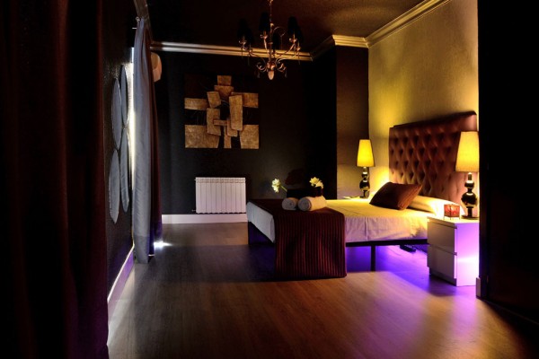 Suite oscura con iluminación LED púrpura en Madrid